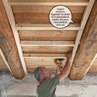 Ny gipsloft med synlige bjælker: Sæt tværstiverne op Ny gipsloft med synlige bjælker: Sæt tværstiverne op